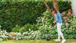 Bosch 06008C1C00 Praktično šišanje oko biljaka i drveća