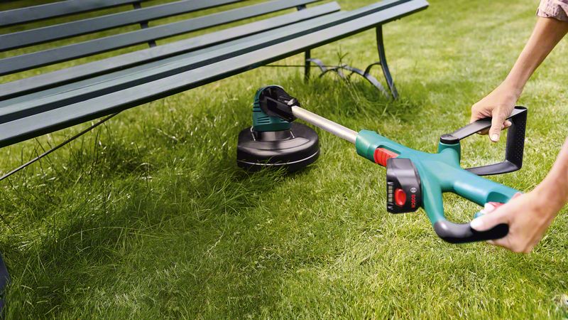 Bosch 06008A5200 Lako šišanje nezgodnih oblasti i prostora ispod klupa