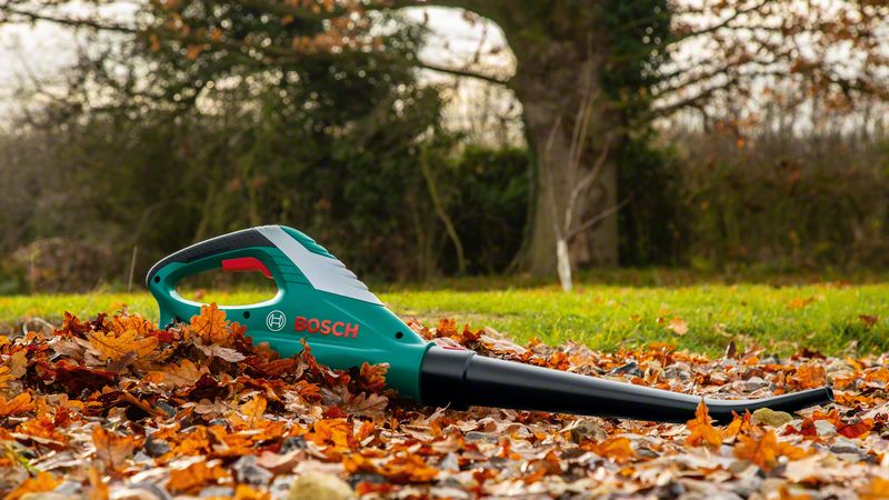 Bosch 06008A0501 Lako upravljanje oko grmlja i drveća