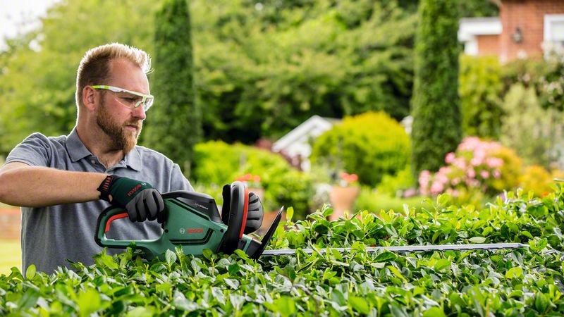 Bosch 06008C0703 ProSilence smanjuje izlaz zvuka do 80% za tiši doživljaj šišanja.* *U poređenju sa prethodnim Bosch makazama za živu ogradu