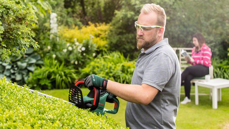 Bosch 06008C0703 UniversalHedgeCut 60 su idealne za sečenje živih ograda srednje veličine