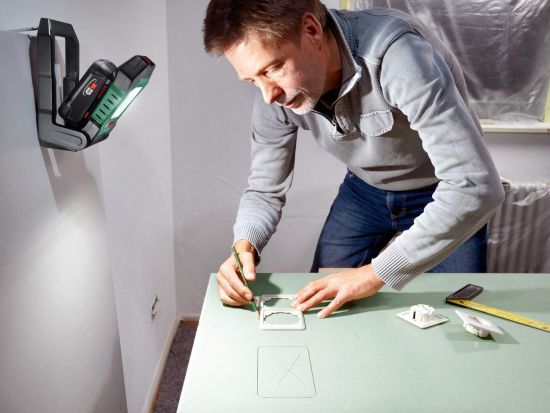 Bosch Akumulatorska LED lampa UniversalWorkLight 18V-2100 Solo 06039A1300