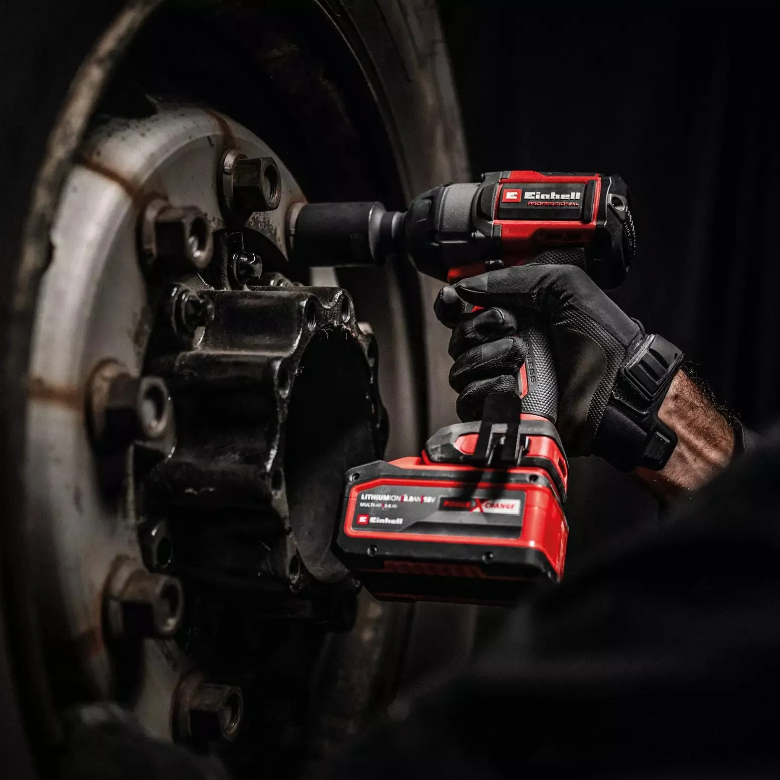 Akumulatorski udarni odvijač Einhell TP-CW 18/750-C Li BL - Solo predstavlja kombinaciju kompaktnog dizajna, visokog obrtnog momenta i dugotrajne brushless tehnologije motora. Koristi Einhell Brushless motor bez četkica, što omogućava veću snagu, duže vreme rada i produženi vek trajanja u odnosu na tradicionalne motore sa četkicama. Ovaj akumulatorski udarni odvijač je posebno pogodan za: zamenu točkova i rad na vozilu, zahvaljujući visokom obrtnom momentu i auto‑stop funkciji, snažno uvrtanje i odvrnuti vijaka i matica na konstrukcijama, mašinama i montažnim delovima, rad u profesionalnim i kućnim uslovima gde su potrebne snaga, preciznost i mobilnost bez kabla.