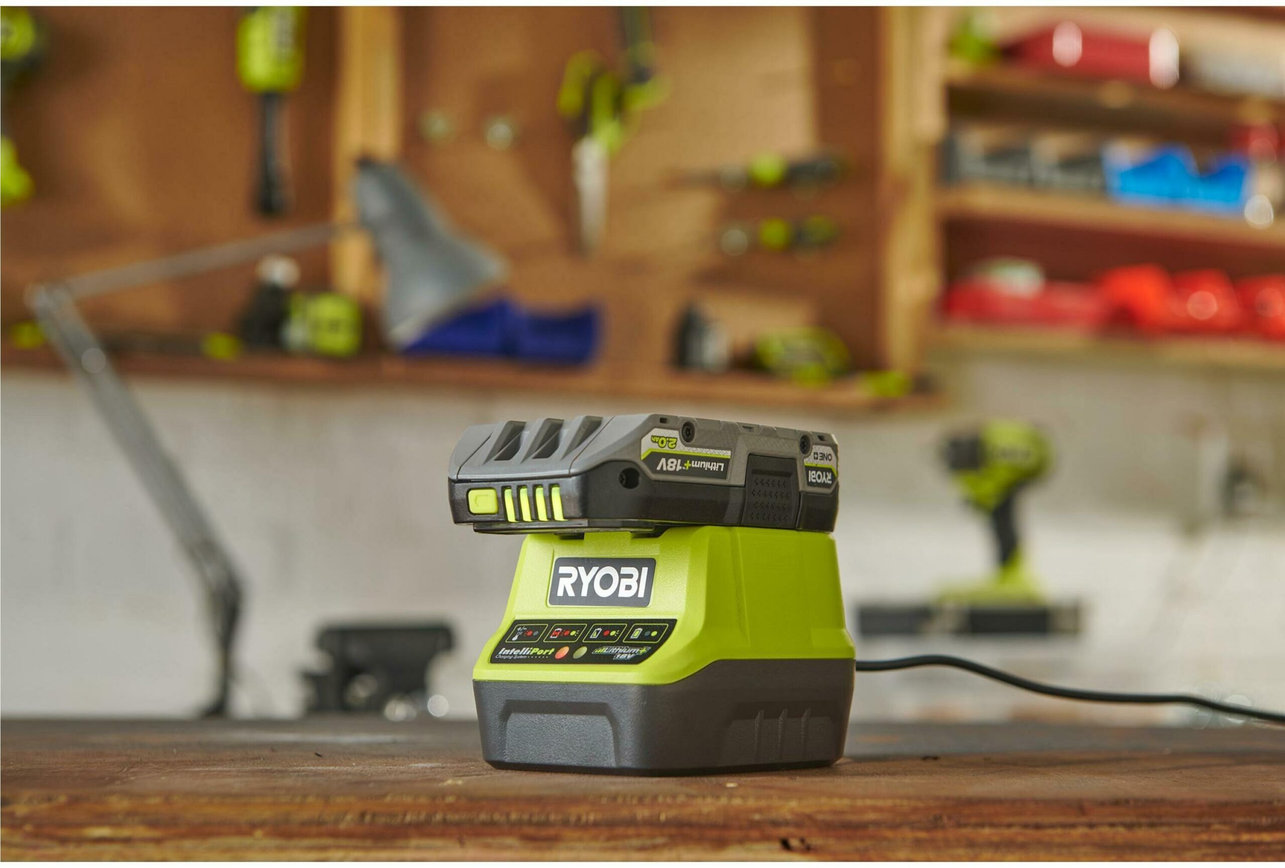 RYOBI Set - punjač baterija i baterija od 2.0Ah, 18V ONE+™ RC18120-120C - Slika 2